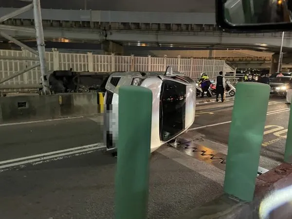 ▲▼三重翻車車禍。(圖/翻攝自記者爆料網)