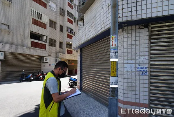 ▲台東縣環保局取締亂貼廣告者。(圖/記者楊漢聲翻攝)