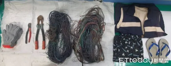 ▲張男在田邊竊取電纜線變賣。(圖/記者唐詠絮翻攝)