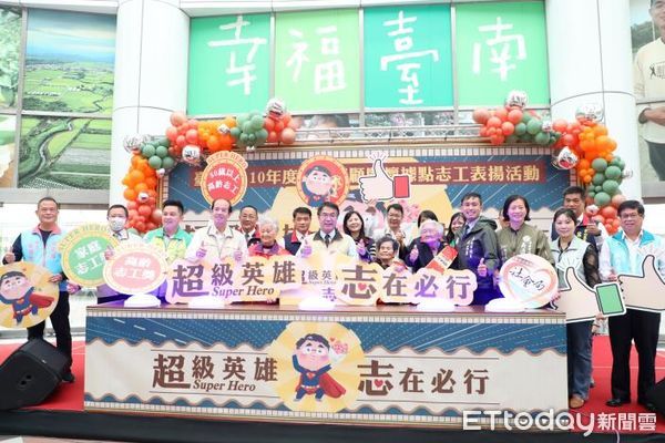 ▲台南市長黃偉哲親自頒發獎項給138位高齡志工及9組志工家庭，獻上最高敬意，肯定受獎人員的奉獻精神。（圖／記者林悅翻攝，下同）