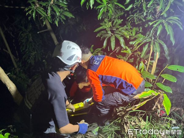 ▲1名80幾歲的老婦人，傍晚不慎跌落台南市左鎮區營和里1處邊坡，消防人員發現老婦人意識昏迷，用長背板固定傷者，以徒步搬運方式救上送醫救治。（圖／記者林悅翻攝，下同）