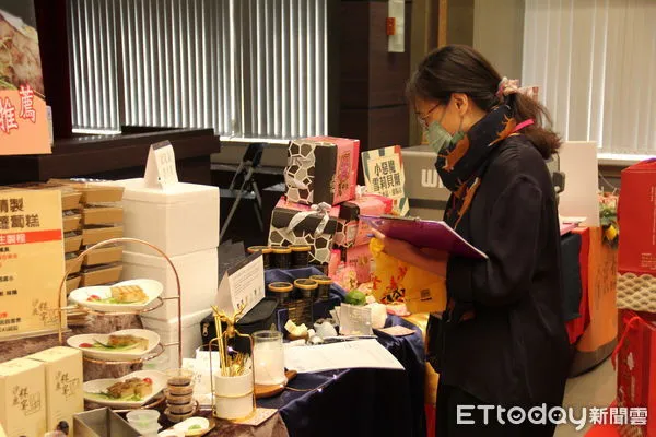 ▲第13屆台中市十大伴手禮網路票選開跑,投票抽Switch。(圖/記者游瓊華攝)