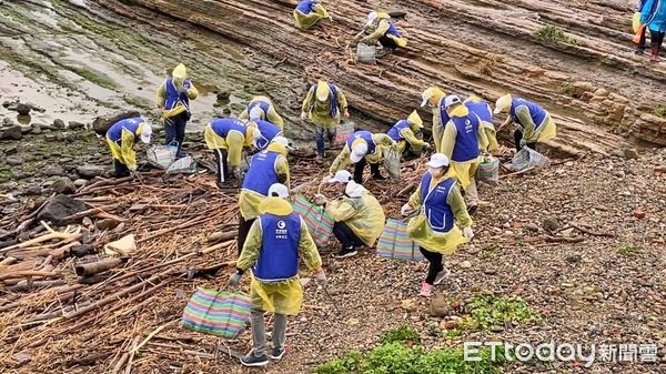 ▲中華電信全國企業志工淨灘淨山 逾千人4hr清出20.7噸垃圾。（圖／記者郭世賢攝）