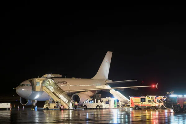 ▲▼一名新冠重症冠狀病毒病 (COVID-19) 患者抵達德國,被抬上救護車。(圖/路透)