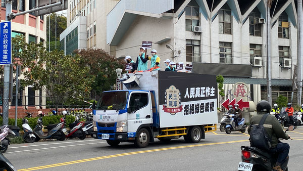 ▲民眾黨「民主戰車」環彰宣講4大公投。（圖／民眾黨彰化縣黨部提供）