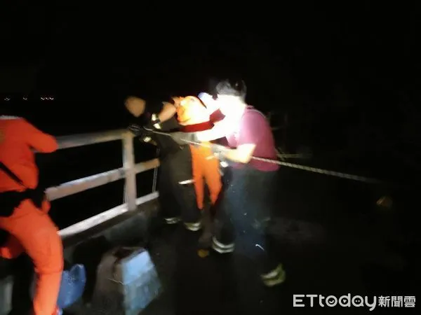 ▲救護車趕抵現場之後,發現人員已經OHCA,送醫不治 。(圖/記者吳奕靖翻攝)