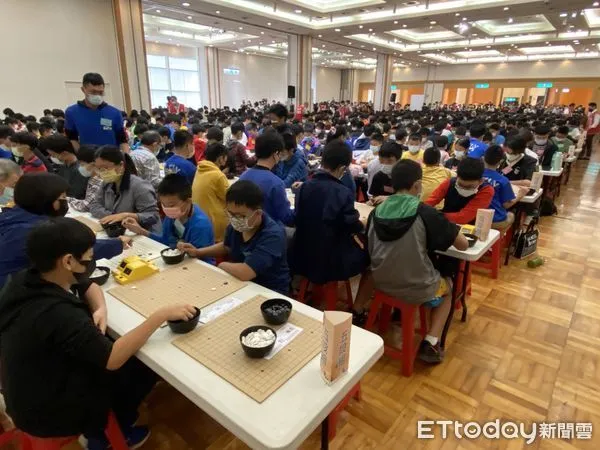 ▲第15屆華聲盃全國圍棋錦標賽,在台南新光三越中山店13樓文化館競技,吸引約700多位參賽者對弈,比賽中各組選手們用心對奕,爭取佳績。(圖/記者林悅攝,下同)