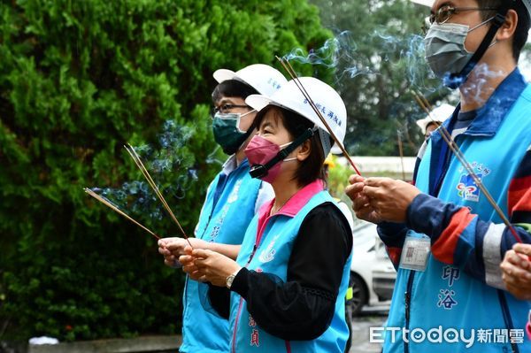 ▲老榕樹盤根延伸已破壞周邊建築結構。（圖／吉安鄉公所提供，下同）