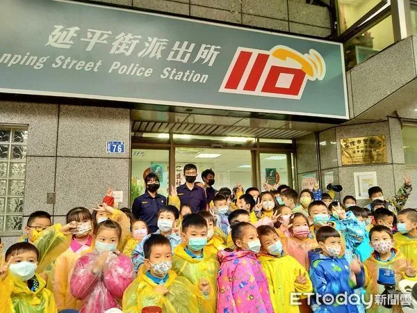 ▲基隆仁愛國小校外參訪派出所 萌童直呼「長大要當警察」。(圖/記者郭世賢翻攝)