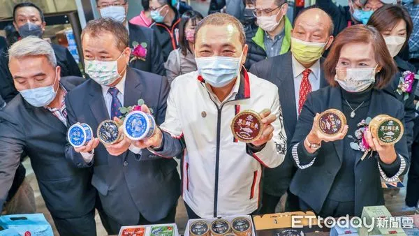 ▲侯友宜林姿妙見證!新北開創新通路 農會超市可買宜蘭優鮮漁獲。(圖/新北市農業局提供)