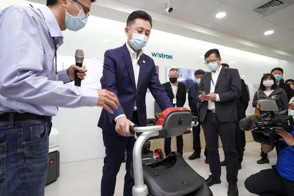 ▲新竹市長林智堅體驗智能化行動輔具。(圖/新竹市政府提供)