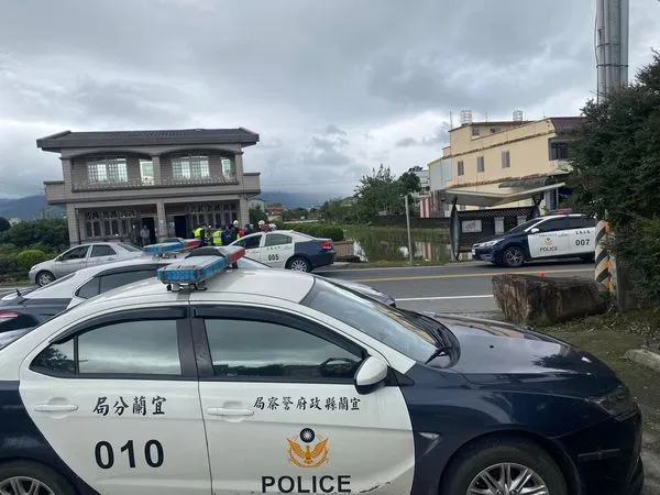 ▲警盤查張男堆石頭的怪異行勁,圍捕時一名警員卻被擦撞左腳。(圖/擷取自《宜蘭知識》+)