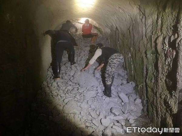 ▲▼警消挖通隧道內崩塌落石救出待援2名登山客。（圖／花蓮消防局提供，下同）