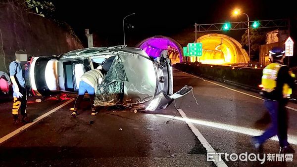 ▲台62萬瑞快速道路自撞分隔島 白車側翻90度「立車」路中。（圖／記者郭世賢翻攝）