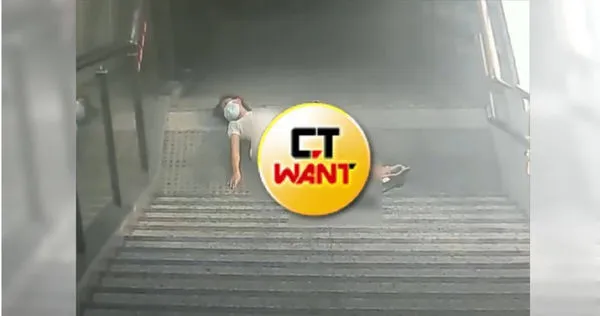 長髮妹走路滑手機…下秒摔落樓梯炸白底褲 「全身詭異抽蓄」驚悚畫面曝