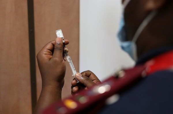 ▲▼南非6000萬人口中，僅有28％的人接種了第一劑疫苗。（圖／路透）