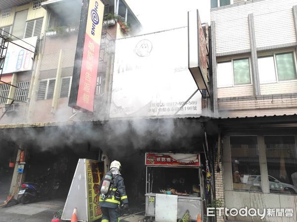 ▲▼宜蘭市泰山路一商店竄出濃煙大火。（圖／記者游芳男翻攝，下同）