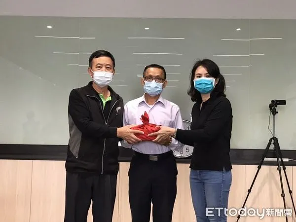 ▲雲林縣斗南鎮農會第19屆總幹事遴聘延宕8個月,今(30)日上午召開臨時理事會,開會前農委會派專人將候聘總幹事合格名單送達,前總幹事張燕容得到6票同意獲聘。(圖/記者蔡佩旻翻攝)