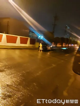 ▲▼男子在大馬旁露鳥。(圖/民眾提供)