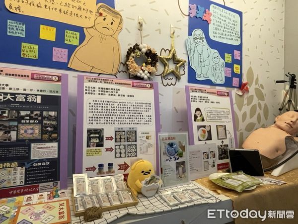 ▲中華醫大設計思考與實作課程「樂齡療癒誌」聯合成果展師生開心秀成果，校長孫逸民（左一）偕同副校長兼主秘洪明權等師長參觀學生創作聆聽學生導覽解說。（圖／記者林悅翻攝，下同）