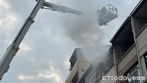 ▲▼高雄前鎮民宅疑電線走火，頂樓加蓋鐵皮屋「濃煙狂竄」。（圖／記者吳世龍攝）