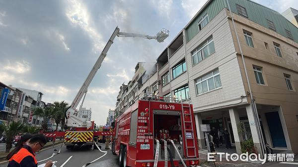 ▲▼高雄前鎮民宅疑電線走火，頂樓加蓋鐵皮屋「濃煙狂竄」。（圖／記者吳世龍攝）