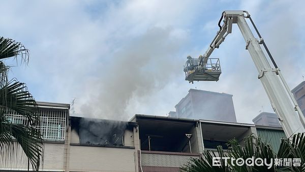 ▲▼高雄前鎮民宅疑電線走火，頂樓加蓋鐵皮屋「濃煙狂竄」。（圖／記者吳世龍攝）