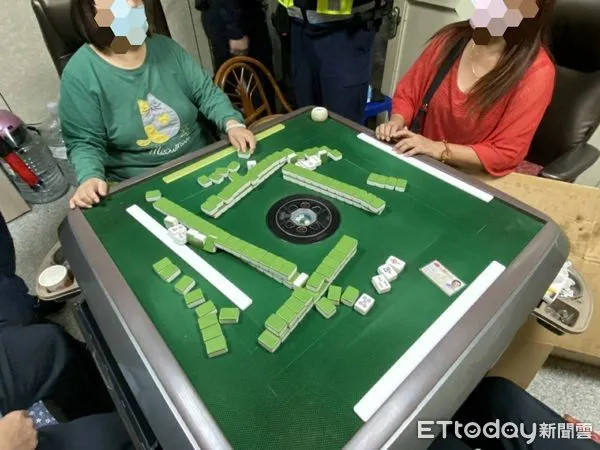 ▲桃園警分局30日晚間11時許接獲報案指稱,桃園區景福派出所轄區民宅租處深夜傳出打麻將聲響擾人清夢,員警到場後發現有抽頭金情事,當場依社維法裁罰。(圖/記者沈繼昌翻攝)