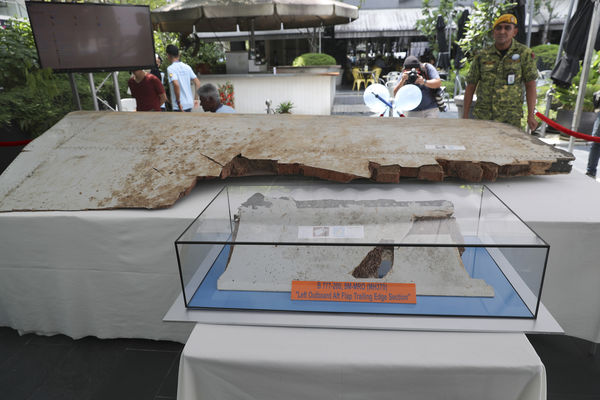 ▲▼2019年3月3日，馬來西亞吉隆坡舉行的MH370紀念活動中展示了馬航MH370失蹤航班的飛機殘骸。（圖／達志影像／美聯社）