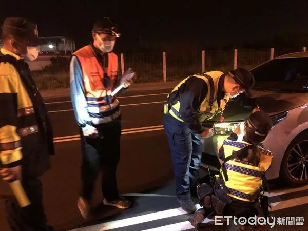 ▲台南市警三分局為邀集交通警察大隊、環保局、監理站等單位聯手出擊,擇定北安路執行「監、警、環聯合稽查」,鐵腕取締改裝車。(圖/記者林悅翻攝,下同)