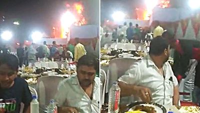 背後火在燒「先吃再說」！印度婚禮大火眾人奔逃　2男賓客淡定看一眼：喔。