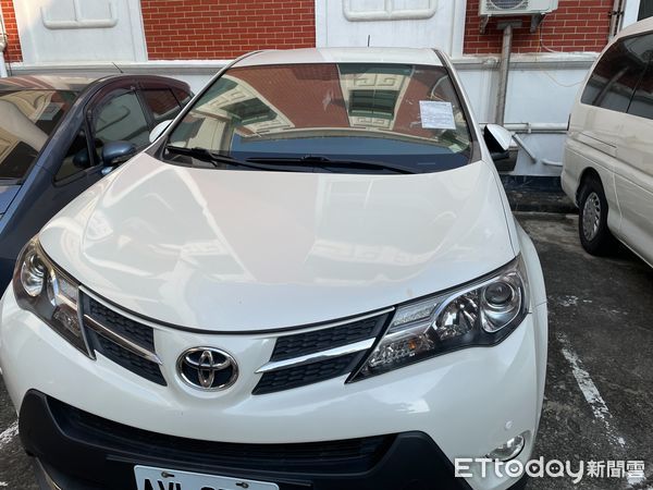 ▲行政執行署台南分署舉辦動產拍賣會，其中2013年 RAV4、名家書法、口罩機及原物料下殺5折，2004年賓士E320 1元起標，歡迎大家來投標。（圖／記者林悅翻攝，下同）