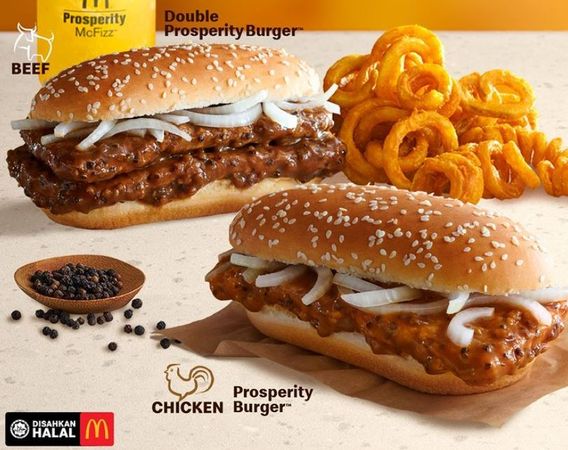 ▲▼一名馬來西亞籍網友發文分享，自己家鄉的麥當勞推出期間限定「發財漢堡」套餐，其中附餐「捲捲薯條」引發熱議。（圖／取自Instagram／＠mcdonaldsmalaysia）