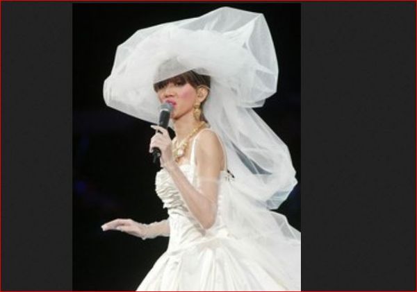 ▲▼2003年11月，梅艷芳在告別在演唱會上穿上婚紗，等同宣示把自己嫁給了舞台。（圖／CFP）             。
