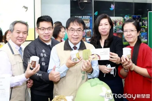 ▲2021台南好米創意料理競賽3日上午在民治市政中心一樓大廳舉行頒獎典禮,市長黃偉哲頒獎嘉勉得獎團隊,市府會持續加油努力,全力推廣台南好米。(圖/記者林悅翻攝,下同)