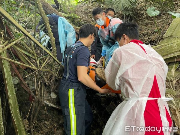 ▲▼台東縣延平鄉明野路民眾墜落邊坡 。（圖／記者楊漢聲翻攝）