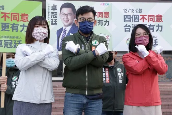 ▲▼新北市議員參選人卓冠廷與台北市議員林穎孟、黃郁芬聯手在低溫中宣講1218四項公投。(圖/卓冠廷臉書)