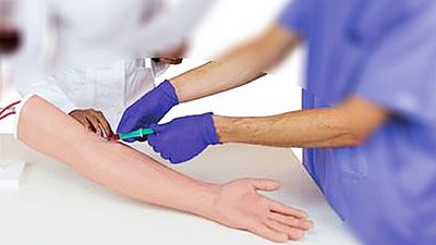 不信任疫苗「只想拿綠色通行證」中年男戴義肢去接種　醫護員一秒看出矽膠材質