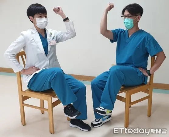 ▲埔榮醫院介紹簡易居家式預防及延緩失能活動:鏡子遊戲。(圖/台中榮總埔里分院提供)