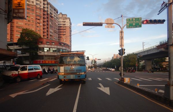 ▲▼砂石車闖紅燈差一點撞飛廂型車，車上2名阿嬤嚇壞了，直說「阿彌陀佛」。（圖／民眾提供）