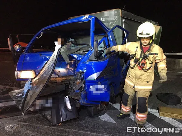 ▲台86往西7.8公里處5日凌晨傳出車禍事件,台南市、高雄市消防局出動8車17人前往搶救,現場救出60歲女子及40歲男子脫困,其中男子已OHCA,2人分別送醫急救。(圖/民眾提供,下同)