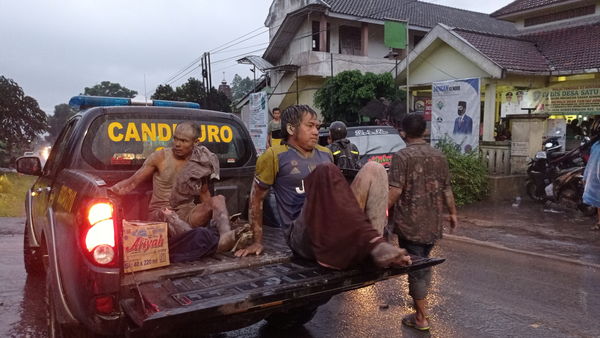 ▲▼印尼東爪哇省塞梅魯火山（Mt Semeru）4日噴發，造成至少13人死亡、41人受傷。（圖／路透）