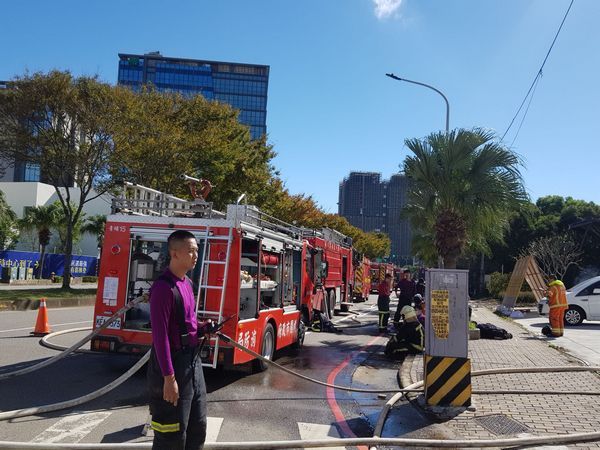 ▲桃園高鐵站前知名建案銷售中心大火。（圖／記者楊淑媛攝）