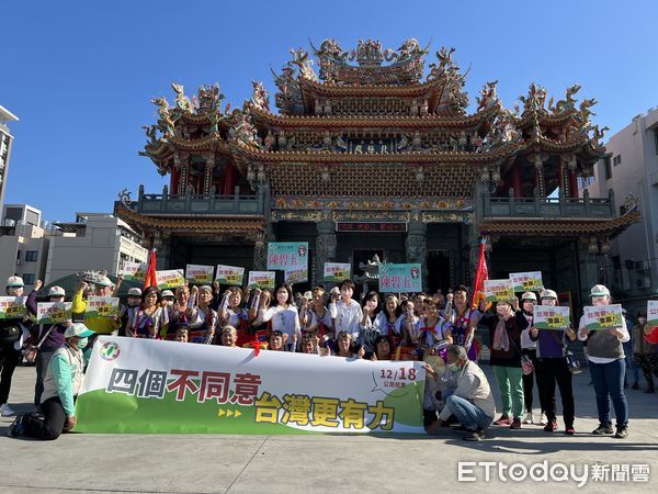 ▲立委陳亭妃「騎動宣傳，公投動起來」鐵馬車隊，5日加緊腳步來到新市、關廟、歸仁、仁德等地。（圖／記者林悅翻攝，下同）