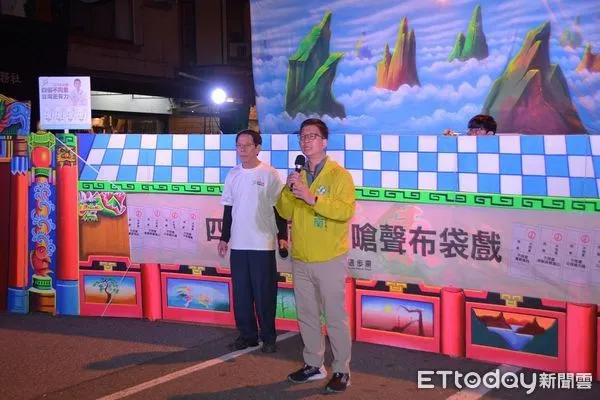 ▲民進黨市議員參選人林建南(右1)在布袋戲開演前向在座觀眾宣導,公投投下四個不同意的重要性。(圖/記者林悅翻攝,下同)