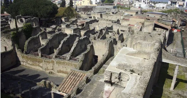 赫庫蘭尼姆古城(Herculaneum)位於維蘇威火山山腳下。(圖∕翻攝自美聯社)