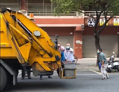 ▲▼網友直擊街頭運動會。（圖／翻攝自爆料公社）