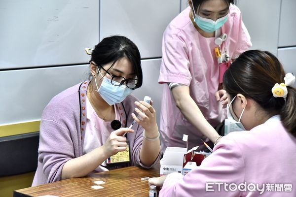 ▲▼為提升國內疫苗涵蓋率,中央流行疫情指揮中心於台北車站大廳西側迴廊設置疫苗接種站,只要是在台人士都可以施打,提供莫德納疫苗,接種即可獲得全聯100元禮券,吸引大批民眾前來排隊接種,莫德納疫苗,COVID-19疫苗,新冠肺炎,武漢肺炎,副作用,不良反應,群體免疫,法定傳染病,醫護人員,追加劑,接種率,防疫,疫情。(圖/記者李毓康攝)