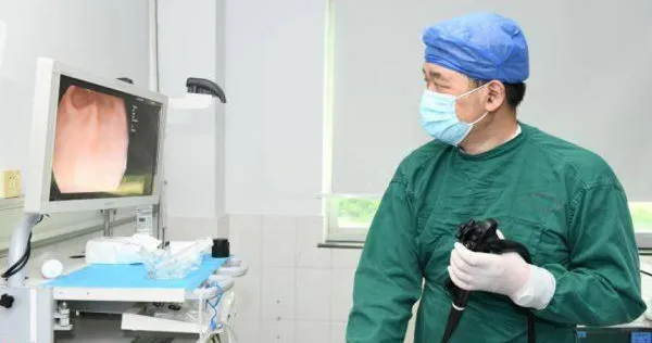 在浙江義烏市工作的黃女士刷牙時不慎將牙刷吞下肚。(圖/翻攝搜狐新聞)