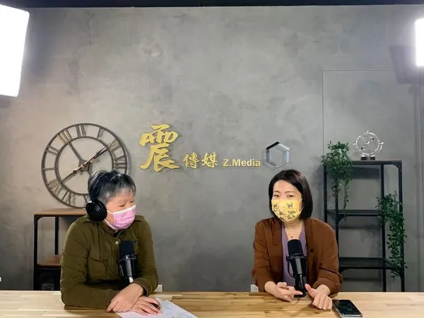 ▲▼徐巧芯接受黃光芹專訪。(圖/《新聞不芹菜》提供)